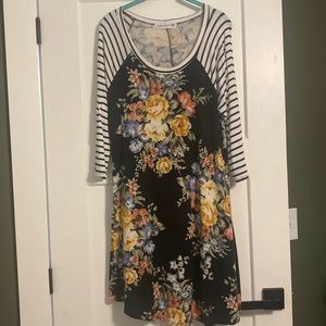 Lightly used 3/4 sleeve floral shirt dress size medium
